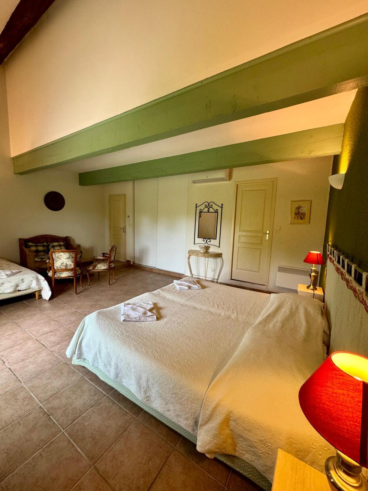Hotel Mas Du Grand Peloux Port-Saint-Louis-du-Rhône Zimmer foto