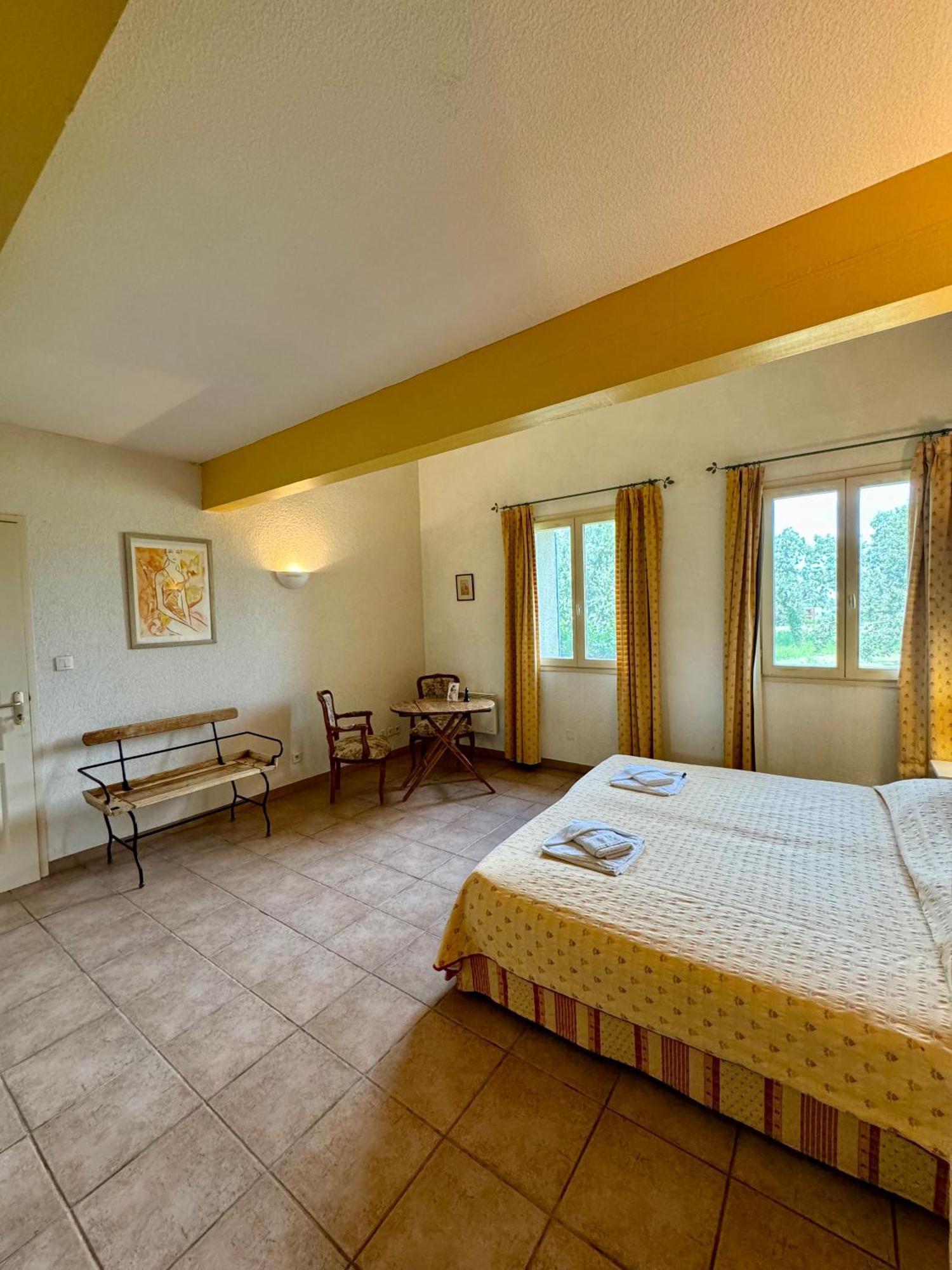 Hotel Mas Du Grand Peloux Port-Saint-Louis-du-Rhône Zimmer foto