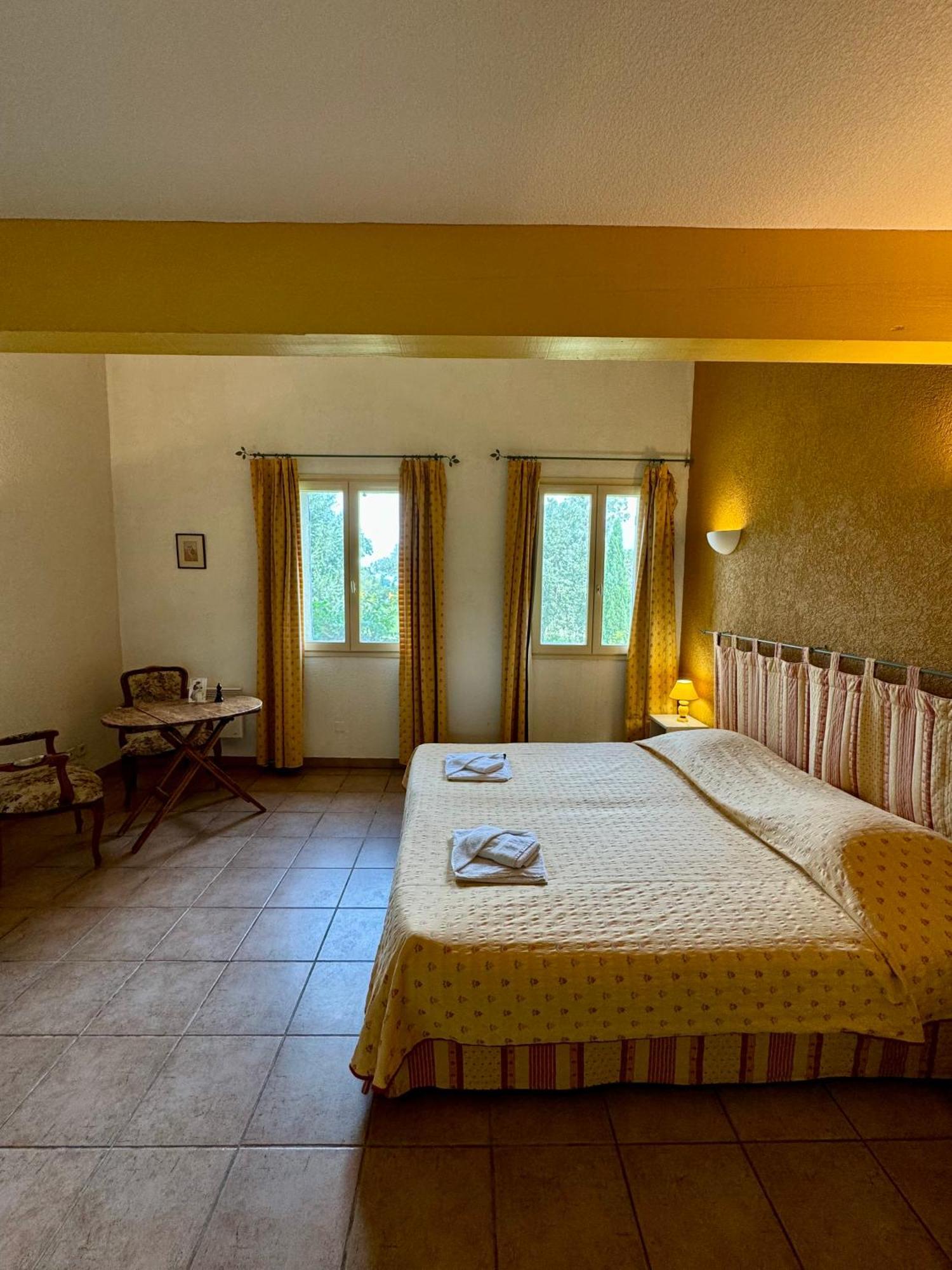 Hotel Mas Du Grand Peloux Port-Saint-Louis-du-Rhône Zimmer foto
