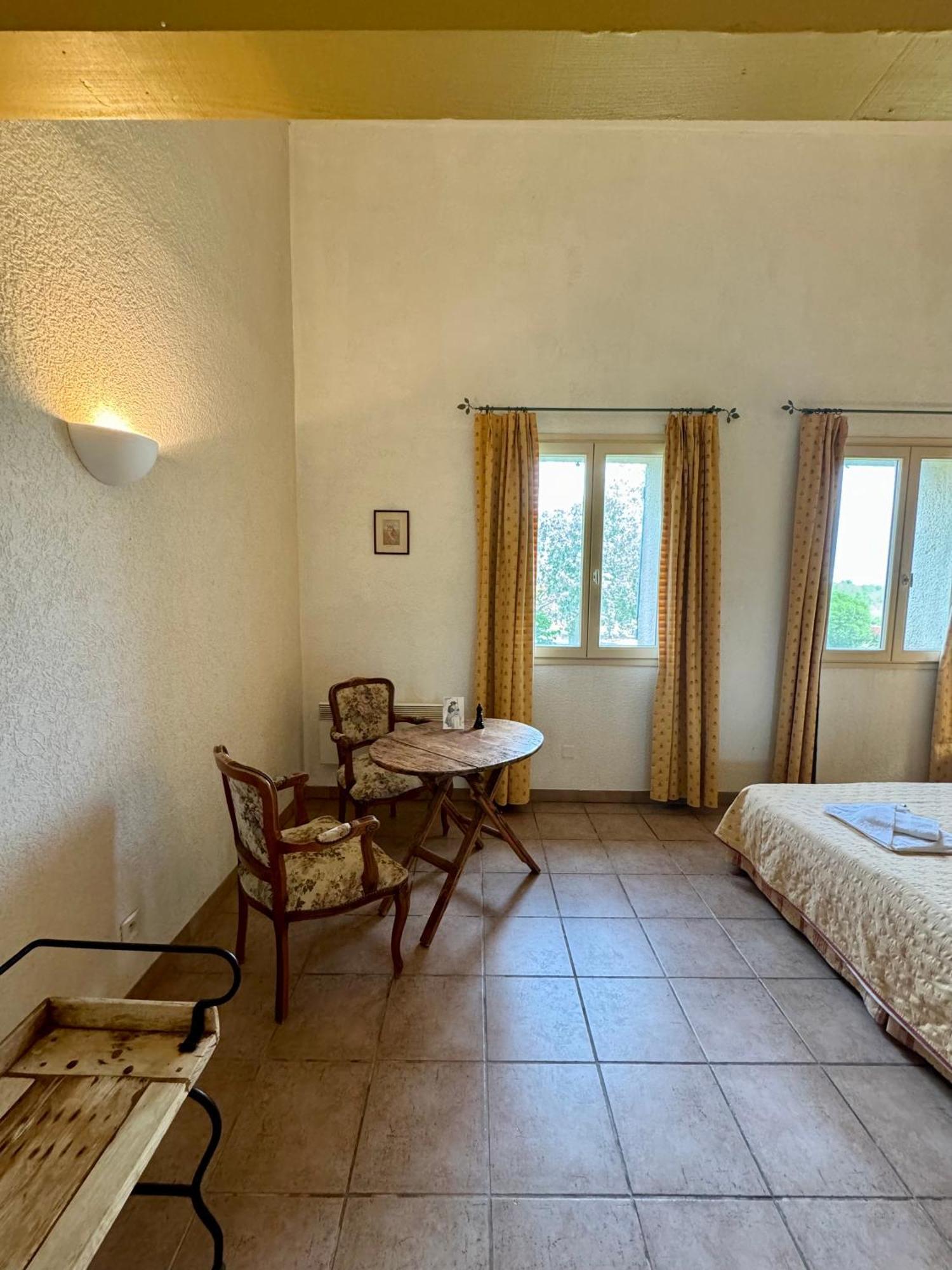 Hotel Mas Du Grand Peloux Port-Saint-Louis-du-Rhône Zimmer foto