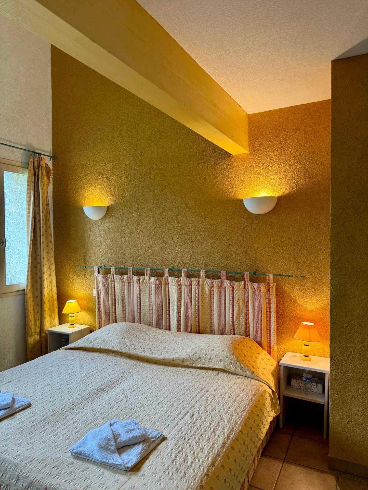 Hotel Mas Du Grand Peloux Port-Saint-Louis-du-Rhône Zimmer foto