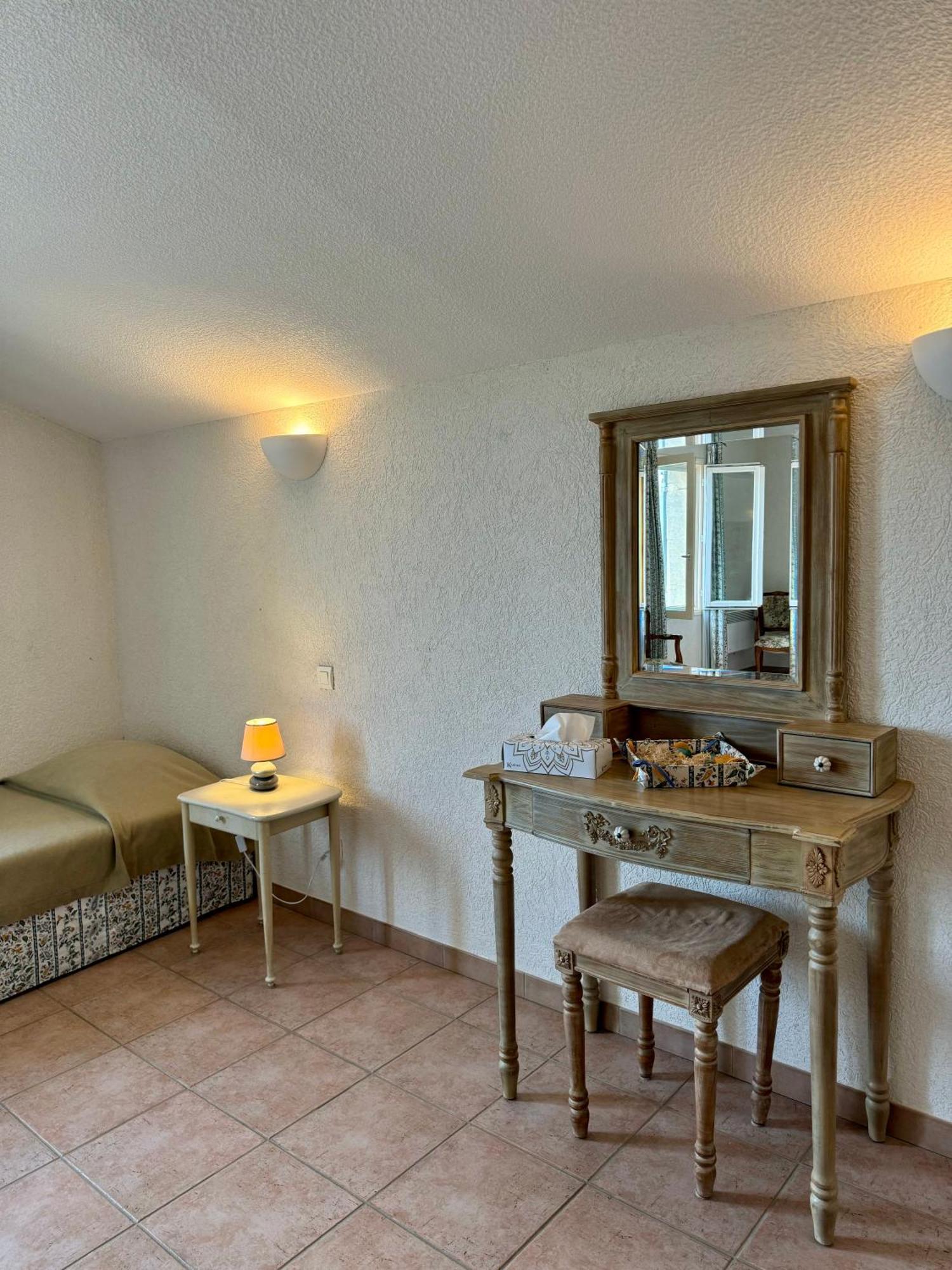 Hotel Mas Du Grand Peloux Port-Saint-Louis-du-Rhône Zimmer foto