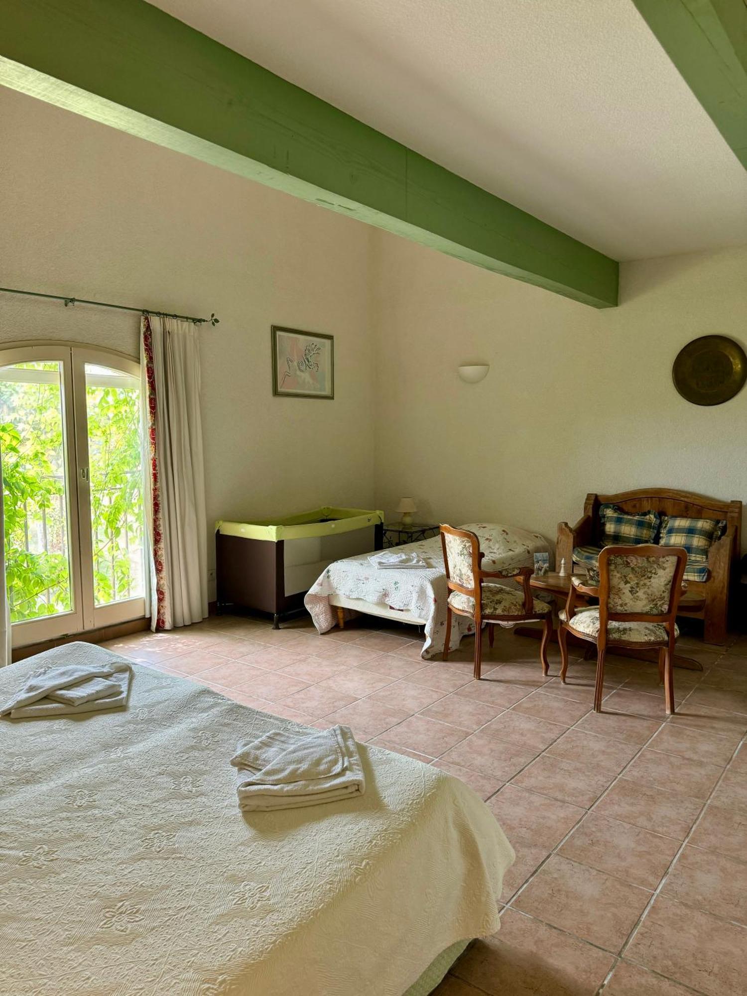 Hotel Mas Du Grand Peloux Port-Saint-Louis-du-Rhône Zimmer foto