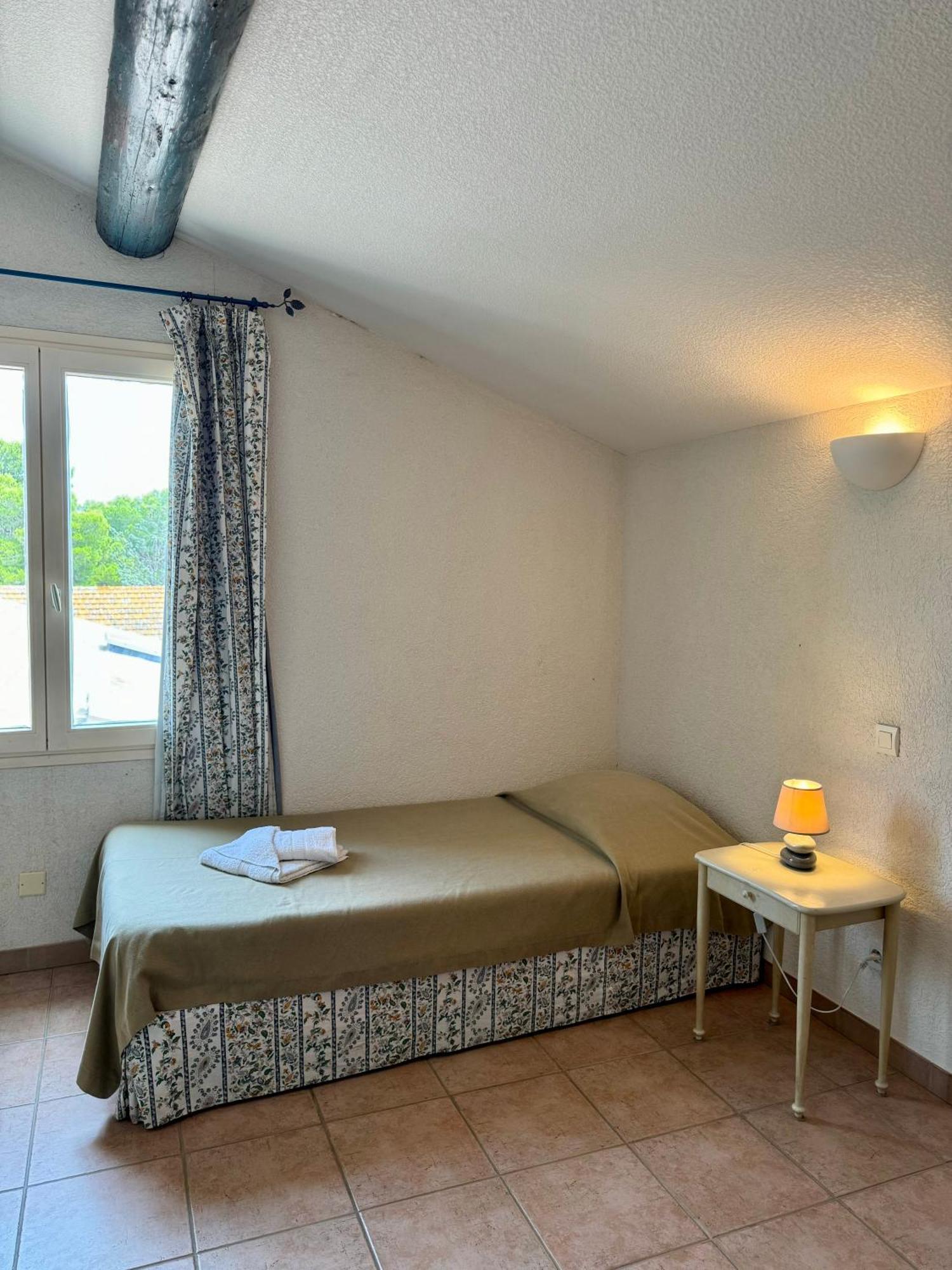 Hotel Mas Du Grand Peloux Port-Saint-Louis-du-Rhône Zimmer foto